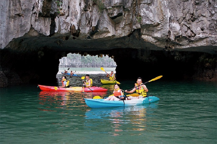 Chèo thuyền kayak là một trong những trải nghiệm thú vị được nhiều du khách yêu thích khi có dịp khám phá cảnh đẹp Hạ Long