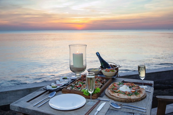 Bữa ăn trên biển Cô Tô là điều các bạn không nên bỏ lỡ