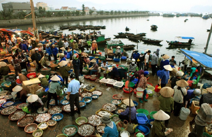 Chợ trung tâm Quan Lạn là một trong những phiên chợ sớm nằm ngay giữa trung tâm xã đảo Quan Lạn
