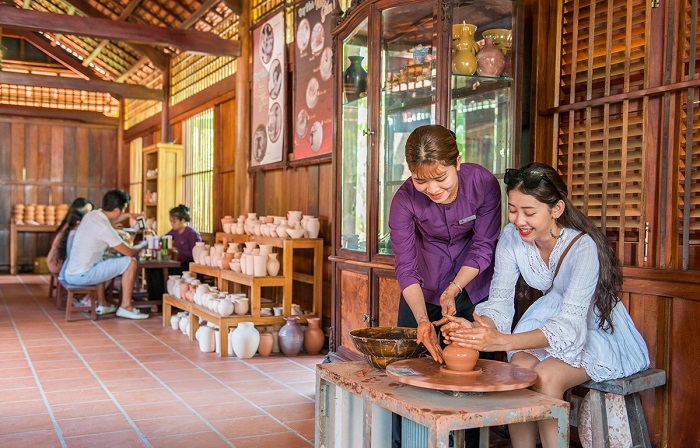 Du lịch cộng đồng thường được hiểu là hoạt động của một cộng đồng dân cư tham gia làm du lịch