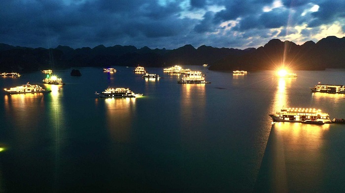 Ngủ qua đêm trên vịnh Hạ Long là một trong những hình thức du lịch HOT nhất thời gian gần đây