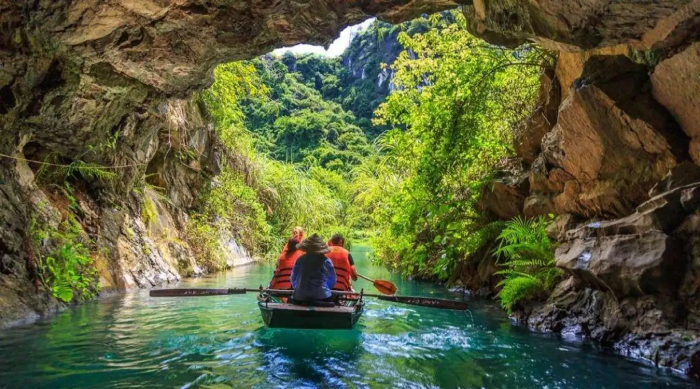 Những hang động bí hiểm khu du lịch sinh thái Tràng An